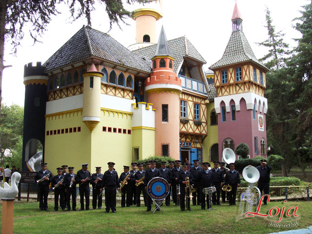 Postal de la Banda Municipal junto al castillo Eurolatino