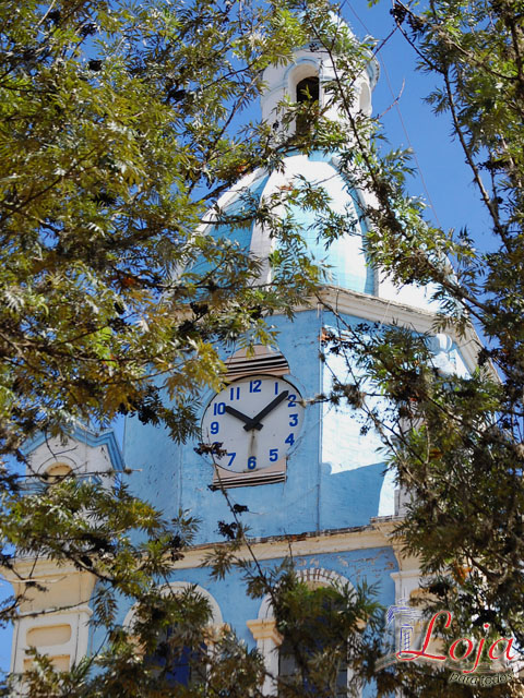 Reloj que se localiza en la cúpula de la iglesia