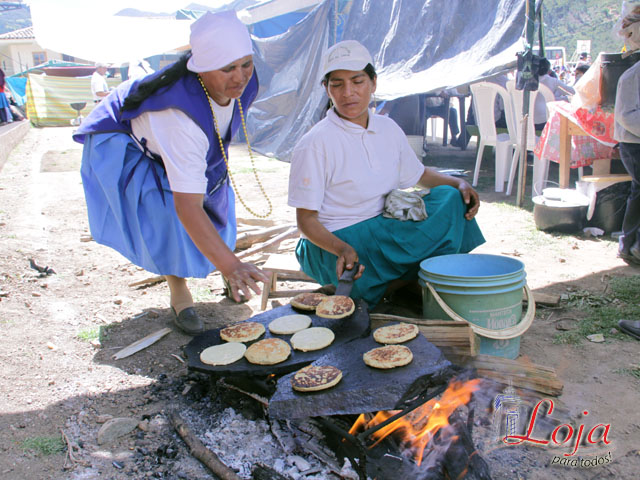 Tortillas de maíz son asadas en piedra