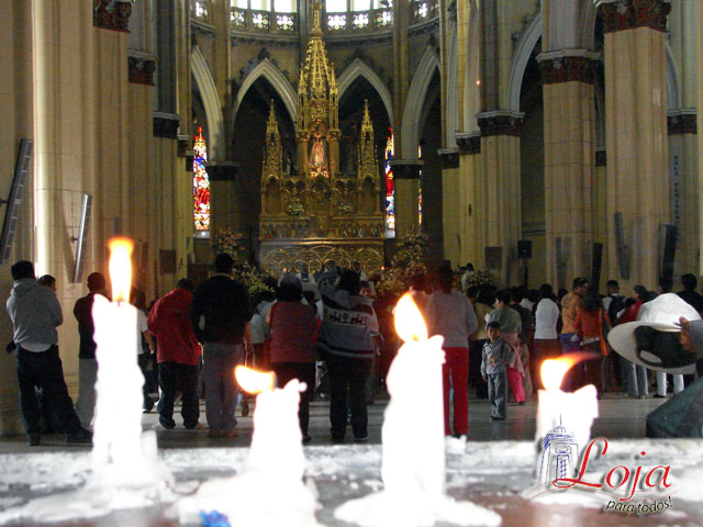 Cirios encienden la fe de los devotos