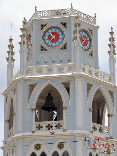 Reloj y campanario de la basílica del Cisne