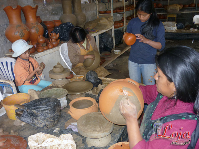 En Cera la elaboración de vasijas de barro es una actividad netamente de mujeres