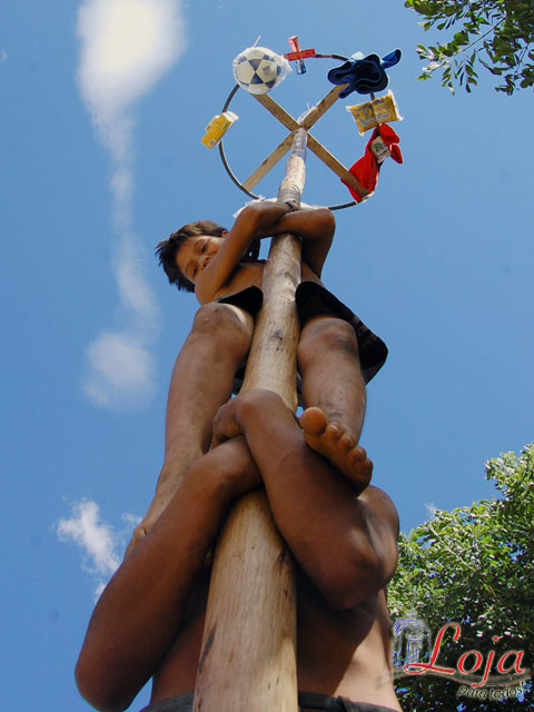 Juego tradicional del palo encebado