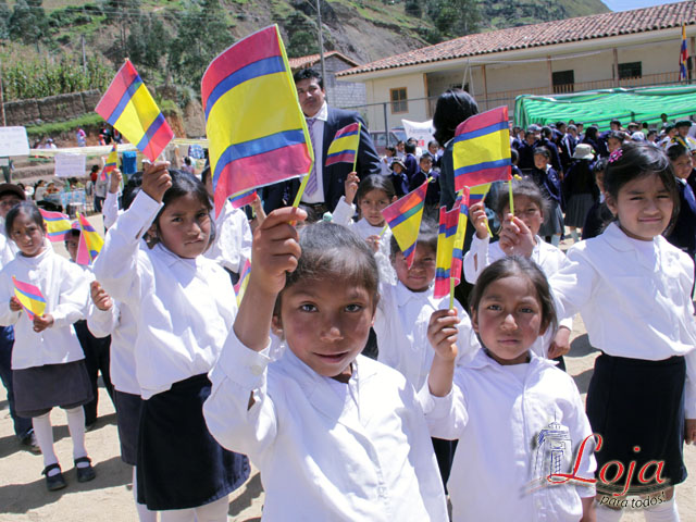 Niños demuestran civismo al portar la bandera de Loja