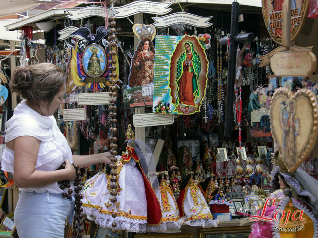 La venta de estampas y reliquias son el atractivo de El Cisne