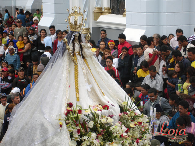 Virgen del Cisne luce uno de los vestidos donados por sus fieles