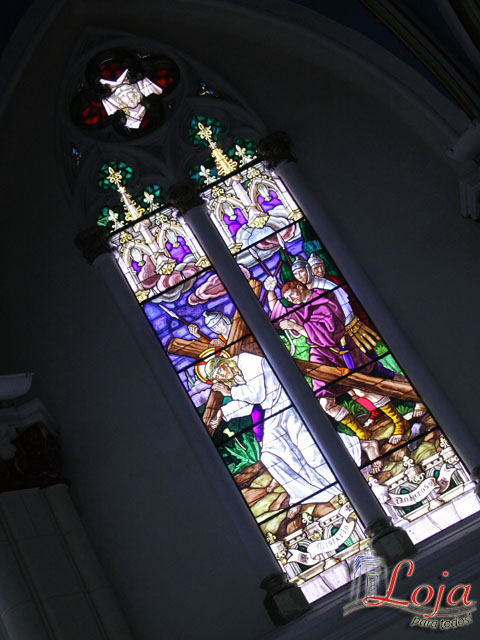 Ventanales de la basílica diseñados con motivos religiosos