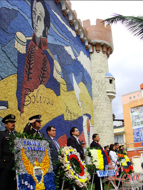 Autoridades colocaron ofrendas al pie del mural de Simón Bolívar
