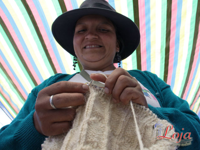 Con gran habilidad las mujeres se dedican al tejido