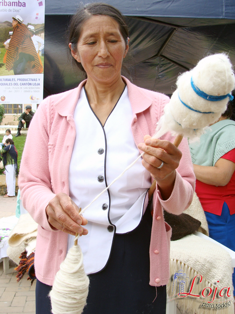 Proceso de hilar lana de borrego para elaboración de tejidos