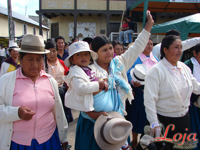 Las mujeres conservan atuendos ancestrales