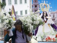 Las mujeres del lugar son quienes adornan con flores el altar de la iglesia